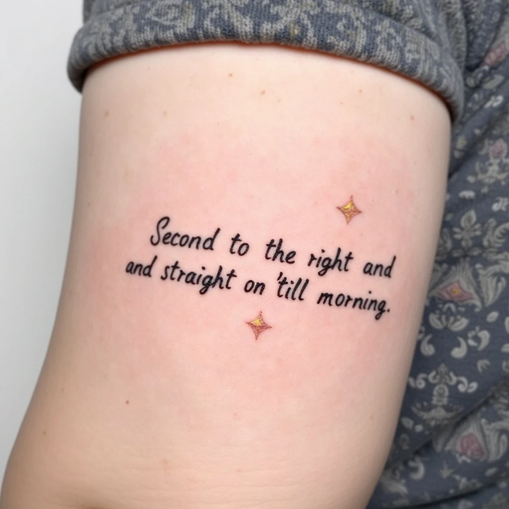 je voudrais dans un style fine line un tatouage inspiree de peter pan avec la phrase suivante Second star to the right and straight on 'til morning.-tattoo