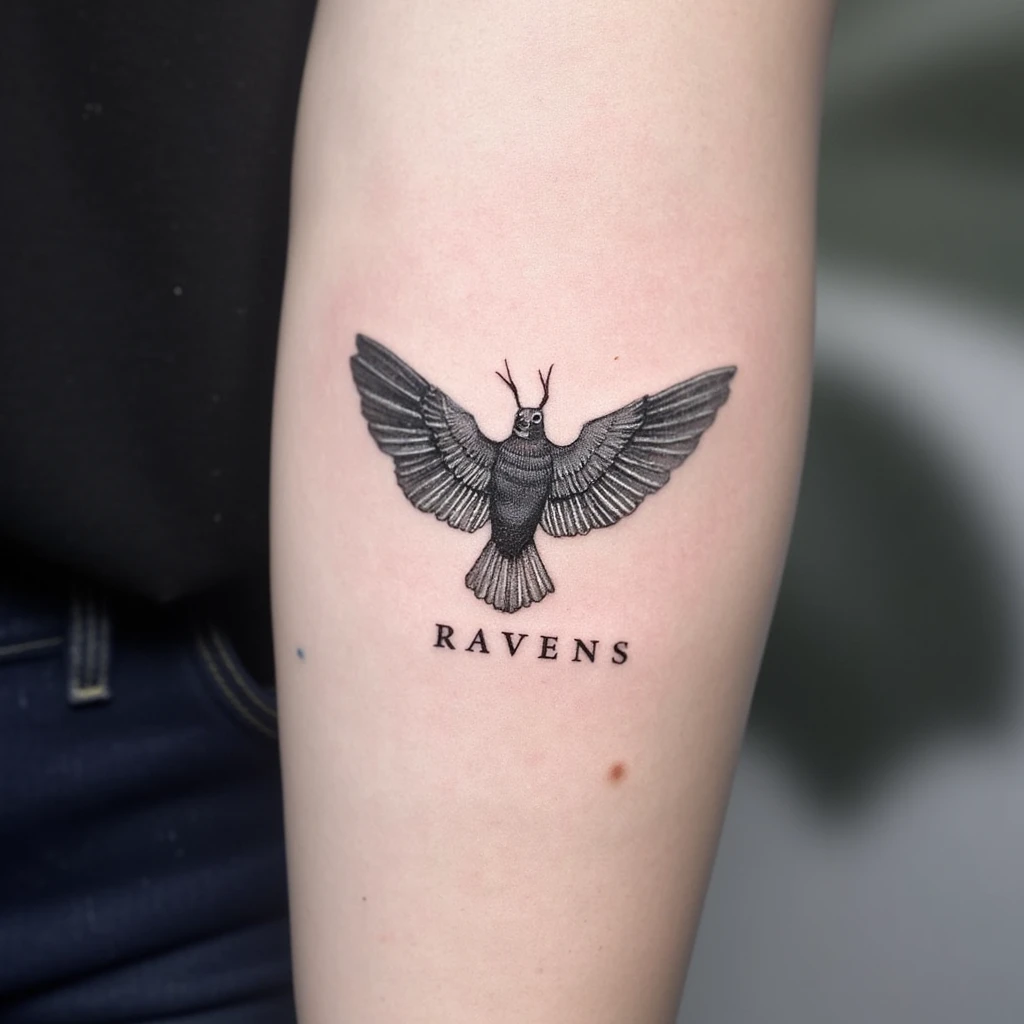 le mot "ravens" doit être écrit en tant que point central du tatouage avec une aile de chaque cote du mot-tattoo